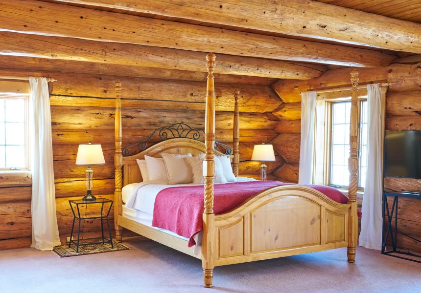 Four poster king bed in the Buckskin room