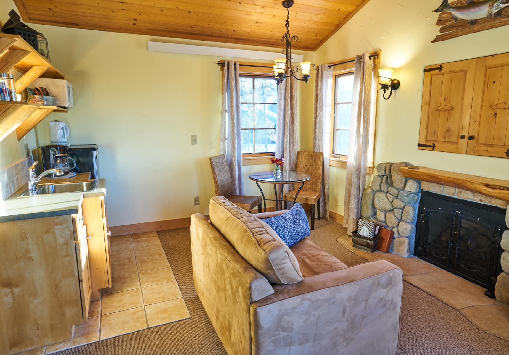 Meadowcreek cabin living room